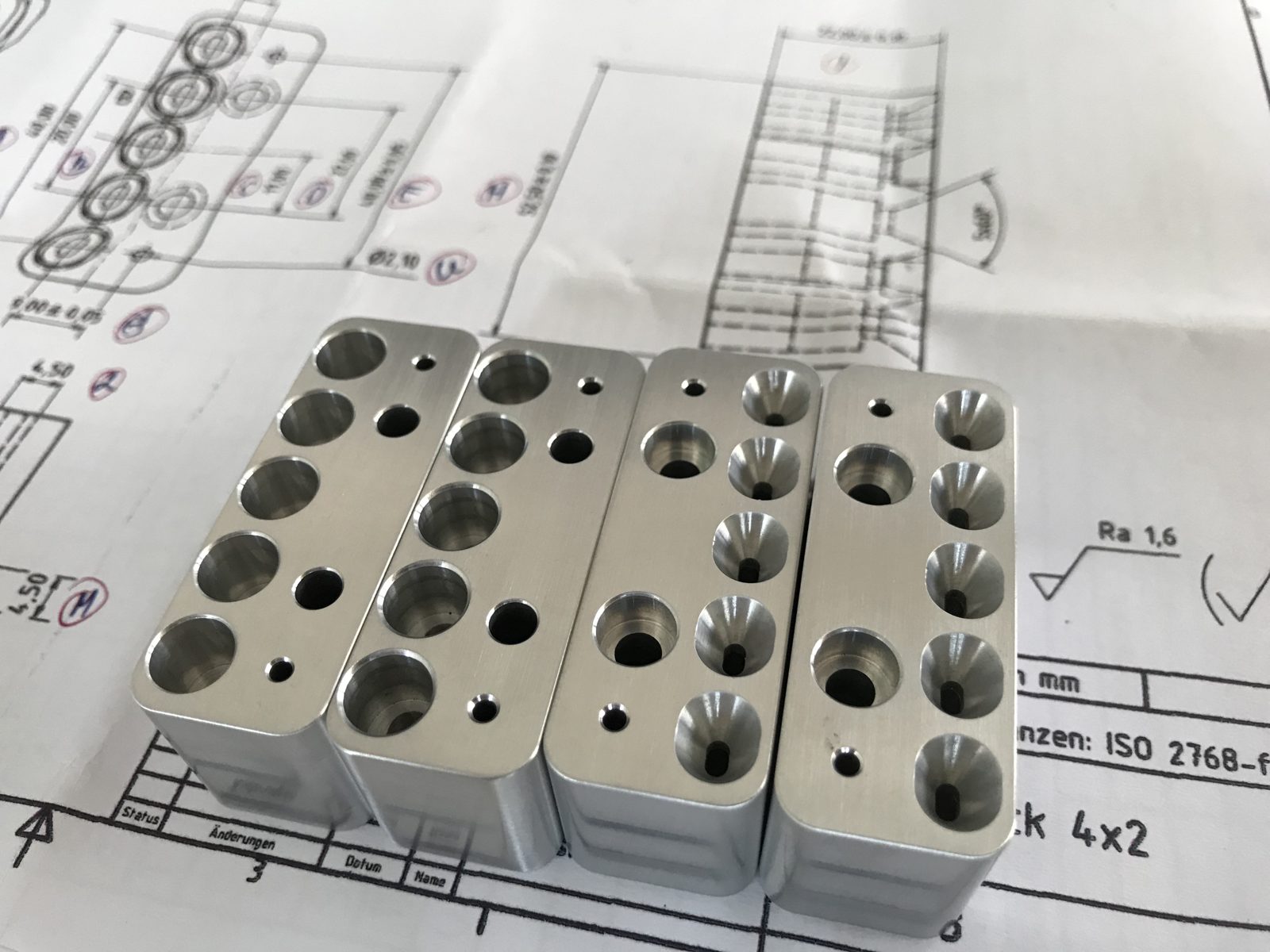 Gefräste Aluminiumblöcke auf der Fertigungszeichnung