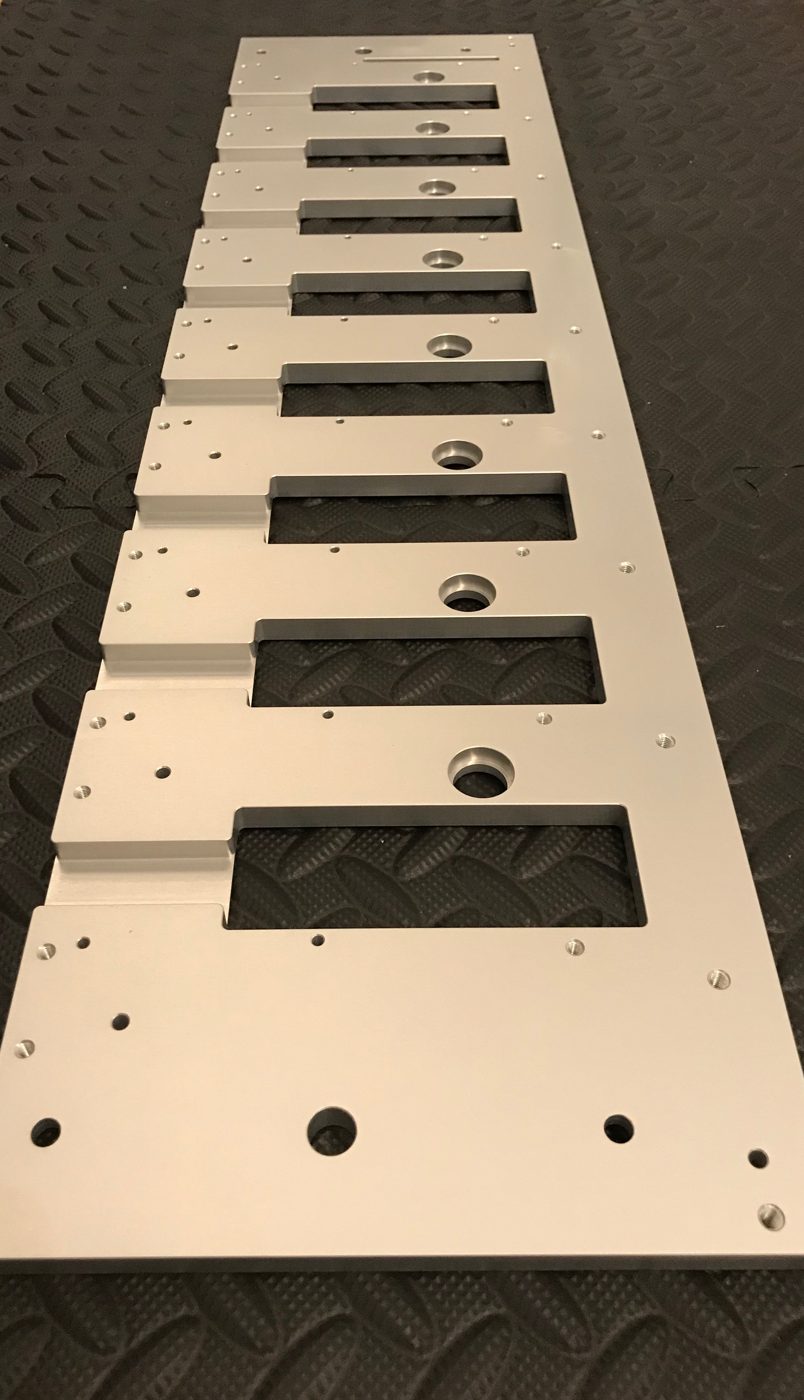 Lange Aluminiumplatte mit gefrästen Durchbrüchen