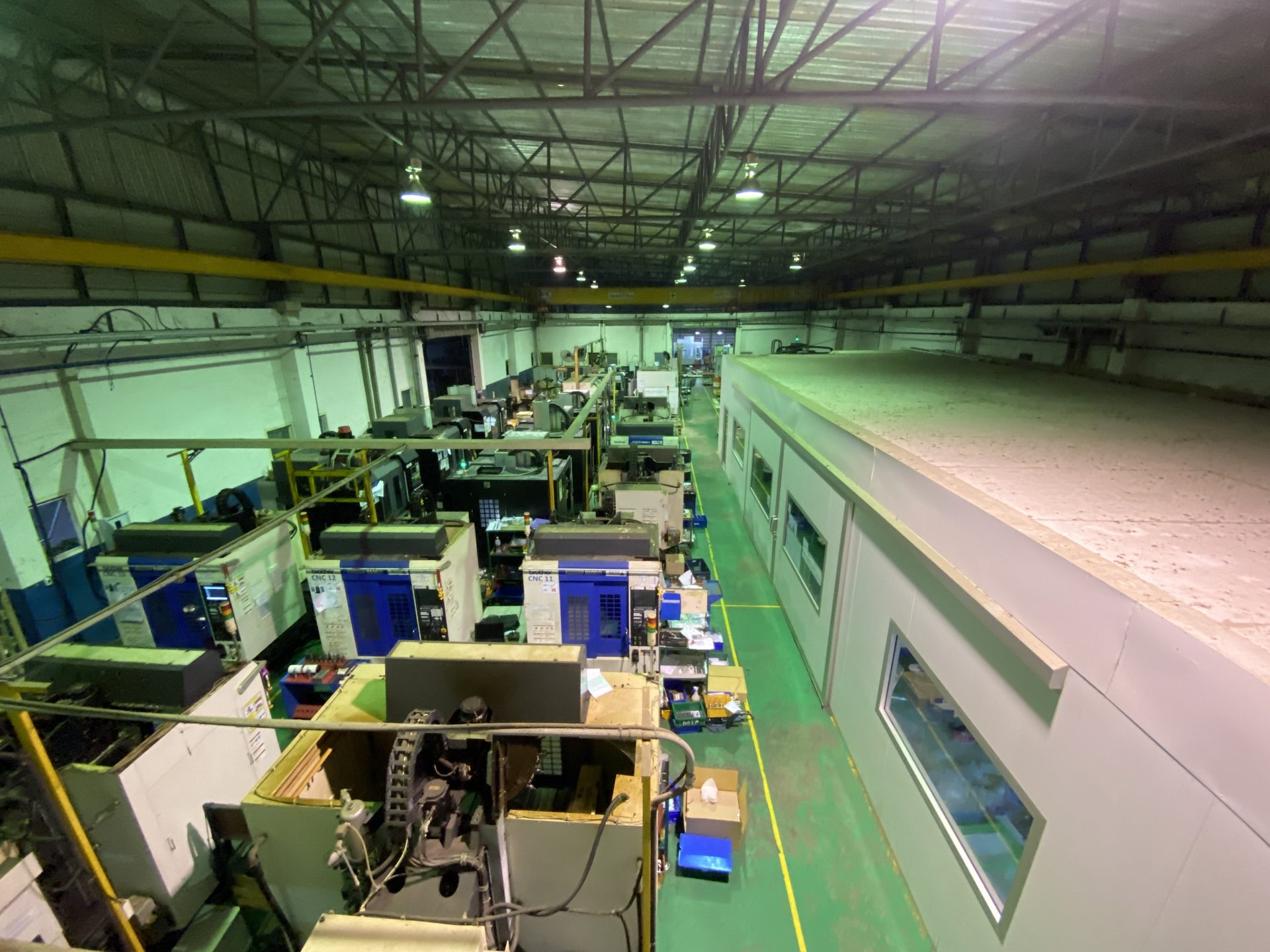 Fertigungshalle von MTP in Si Racha mit CNC-Bearbeitungszentren