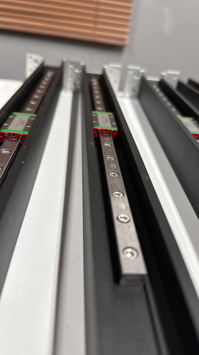 Bearbeitetes Aluminiumprofil mit Linearführung