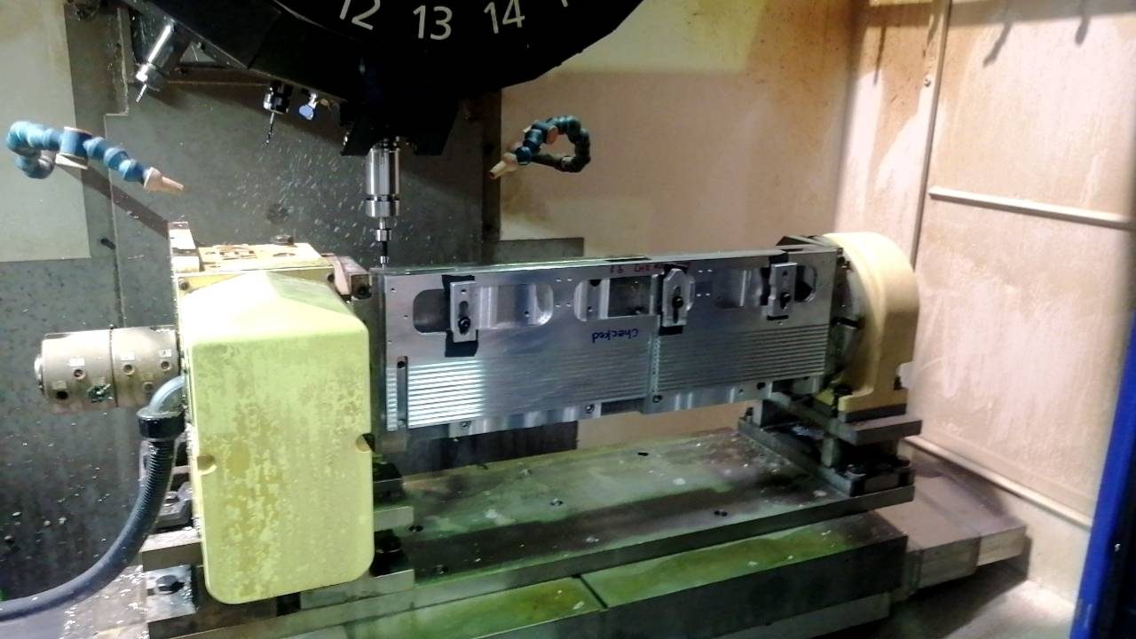 Fräsbearbeitung eines Aluminiumteils auf dem Bearbeitungszentrum