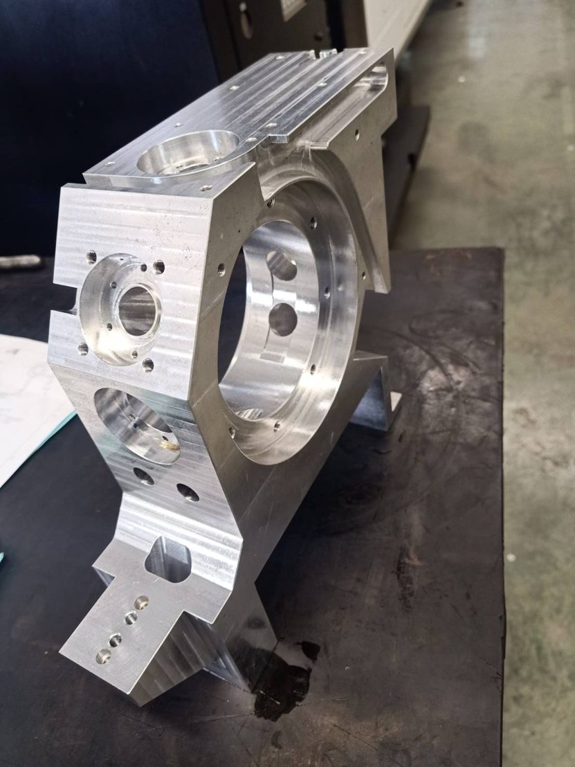 Komplex gefräster Aluminiumblock mit Bohrbild